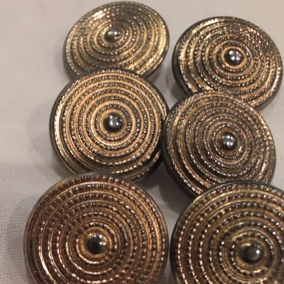 Buttons Gold Circular Design - Picture 2 of 3